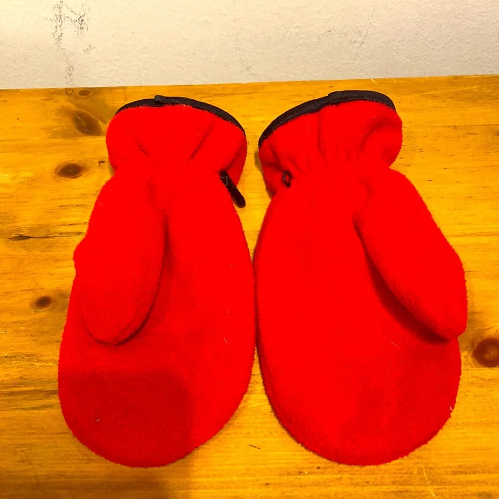 Unisex Red Disney 101 Dalmatians Mittens sz M / L